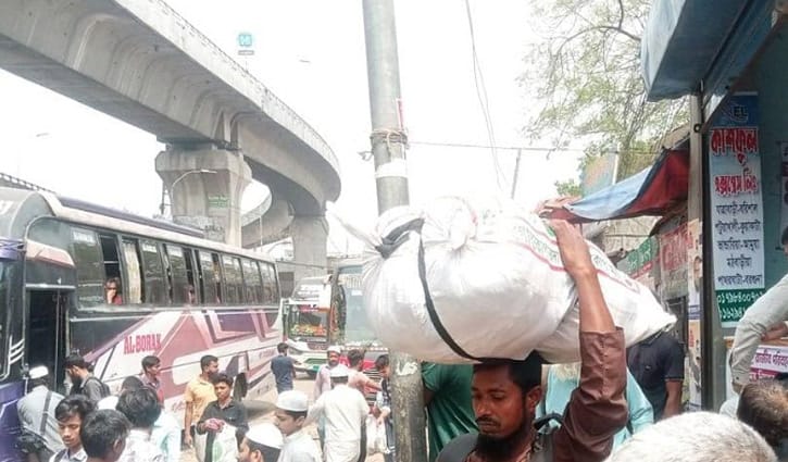 ঈদযাত্রার চতুর্থ দিন: নাড়ির টানে বাড়ি ফেরা, সঙ্গে বাড়তি ভাড়ার বোঝা