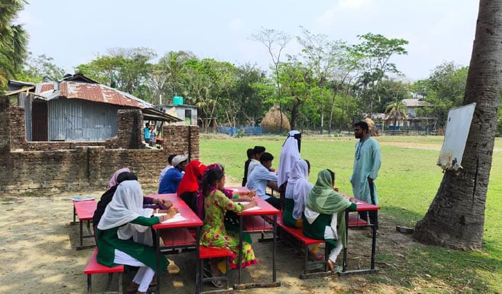 খোলা আকাশের নিচে পাঠদান