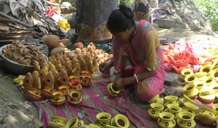 গোপালগঞ্জে বৈশাখী মেলা ঘিরে ব্যস্ত মৃৎশিল্পীরা