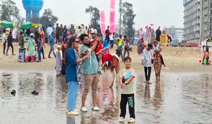 ব্যস্ততা ফেলে প্রশান্তির খোঁজে ঈদে সমুদ্রসৈকতে