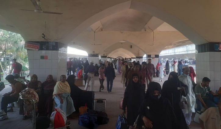 ছুটি শেষ, কমলাপুরে ঢাকায় ফেরা যাত্রীদের ভিড়