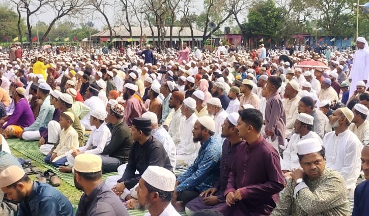 রাতভর বৃষ্টির পর ঝলমলে সকালে ঠাকুরগাঁওয়ে স্বস্তির ঈদ জামাত