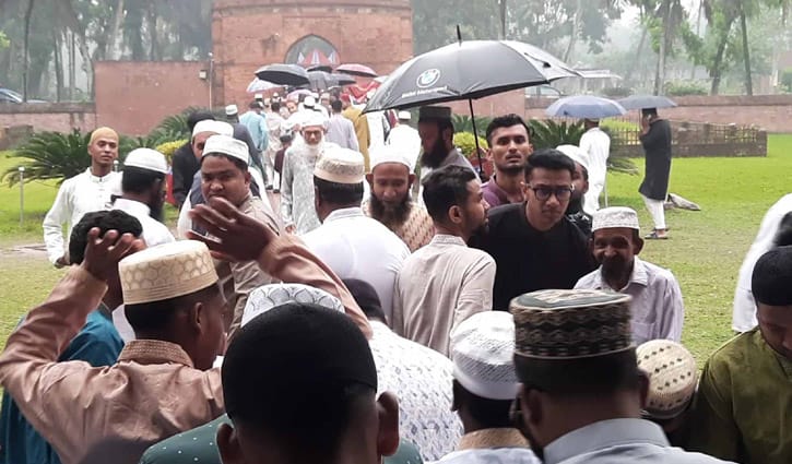 বৃষ্টি উপেক্ষা করে ষাটগম্বুজ মসজিদে মুসল্লিদের ঢল