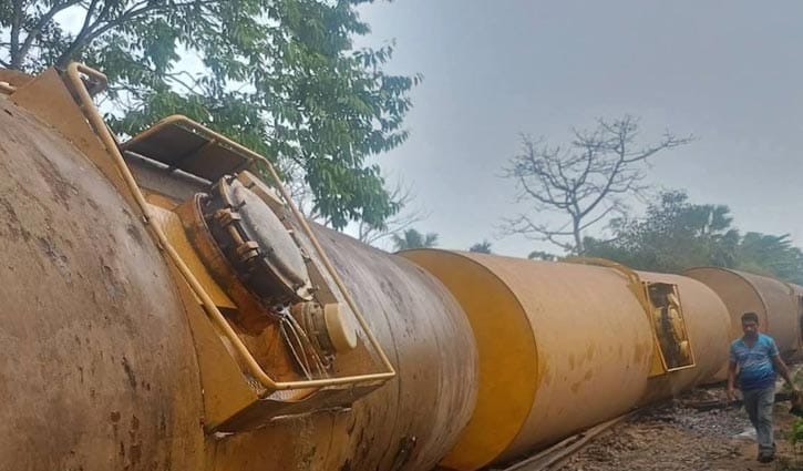 ১২ ঘণ্টাতেও স্বাভাবিক হয়নি সিলেটের রেলপথ