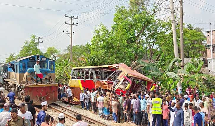 কুমিল্লায় বাস-ট্রেন সংঘর্ষ: ‘ক্রসিংয়ের গেট খোলা ছিল’