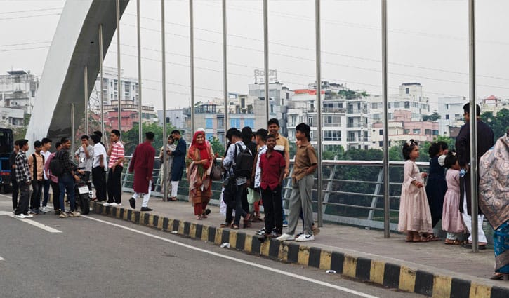 ঈদের দিন হাতিরঝিলে বিনোদনপ্রেমীদের ভিড়