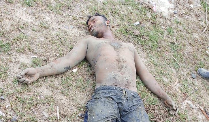 উখিয়া সীমান্তে মাইন বিস্ফোরণে আহত রোহিঙ্গা যুবক 