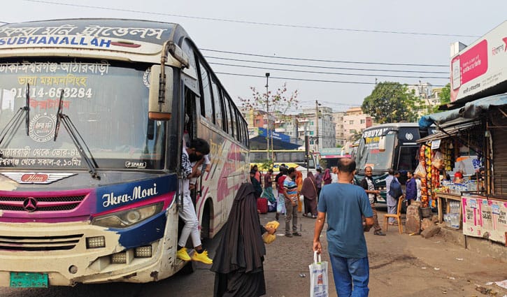 ছুটির দিনে মহাখালীতে ঢাকামুখী যাত্রীদের ভিড়