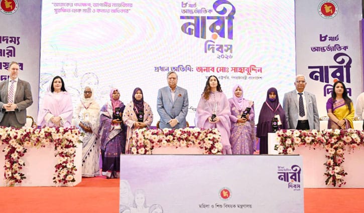 শ্রেষ্ঠ ‘অদম্য নারী’ পুরস্কার পেলেন খালেদা জিয়াসহ ৬ নারী