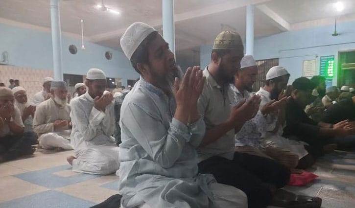 অশ্রুসিক্ত চোখে ক্ষমা প্রার্থনা মুসল্লিদের