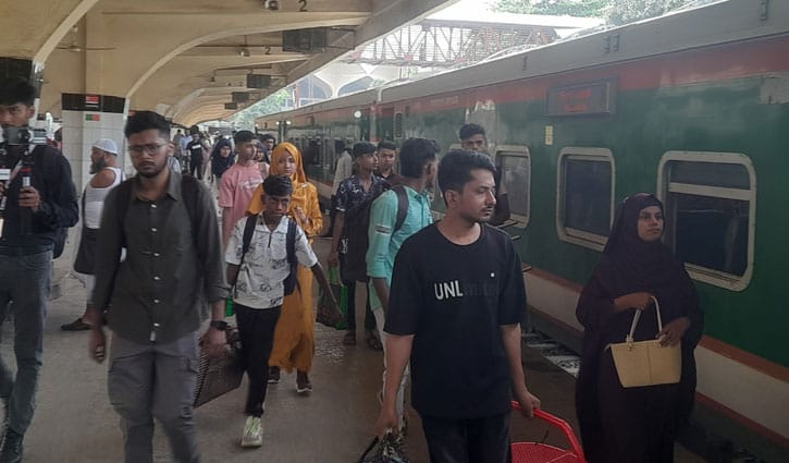 সময়মতো ট্রেন ছাড়ছে কমলাপুর থেকে