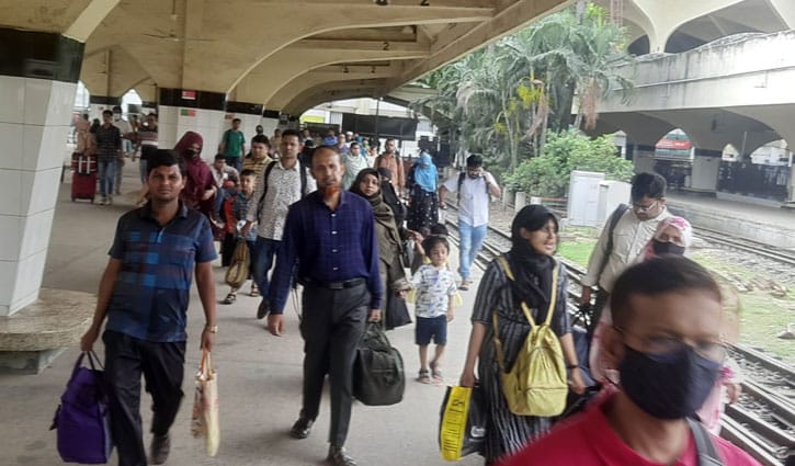 কমলাপুরে ঘরমুখো মানুষের ঢল