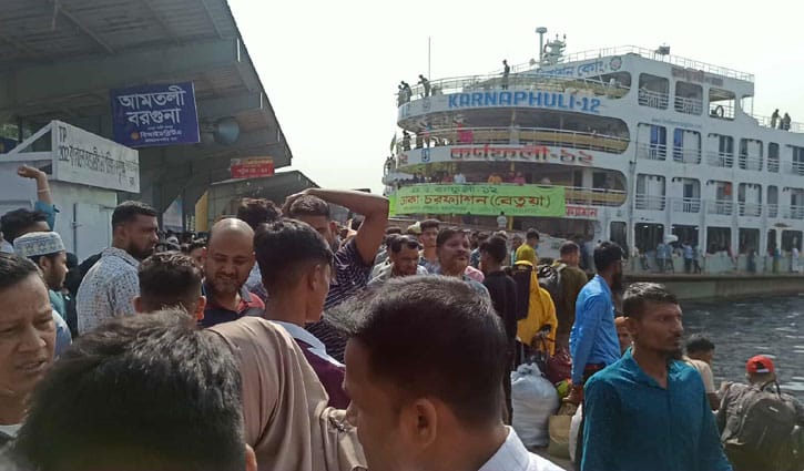 সদরঘাটে দুর্ঘটনার পরও উদাসীন যাত্রীরা 