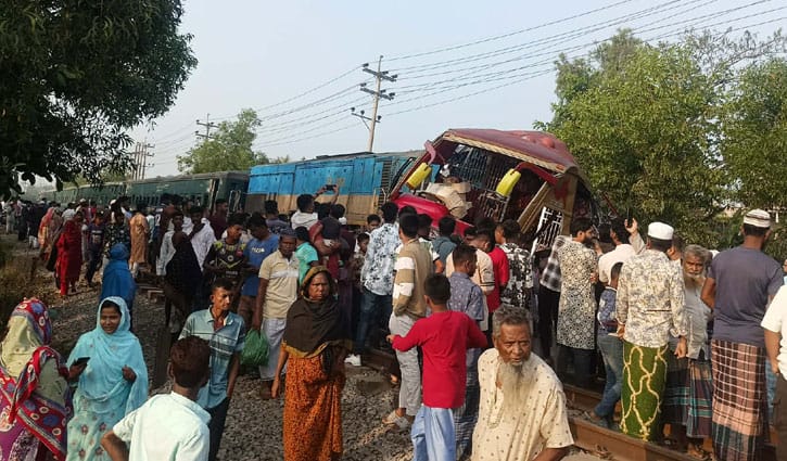 কুমিল্লায় ট্রেন দুর্ঘটনা: ২ গেটম্যান বরখাস্ত, তদন্তে ৩ কমিটি