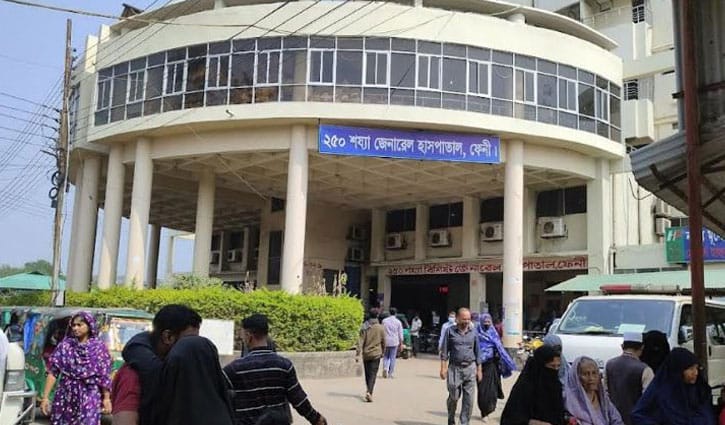 ফেনীতে বাস-অ্যাম্বুলেন্স ও মোটরসাইকেলের সংঘর্ষে নিহত ৩