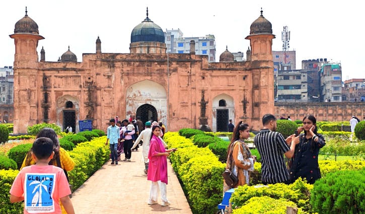 ঈদের ছুটিতে লালবাগ কেল্লায় দর্শনার্থীদের ভিড়