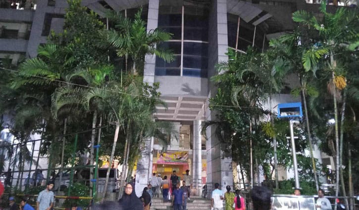 ঢামেক প্রাঙ্গণে অজ্ঞাত যুবকের লাশ