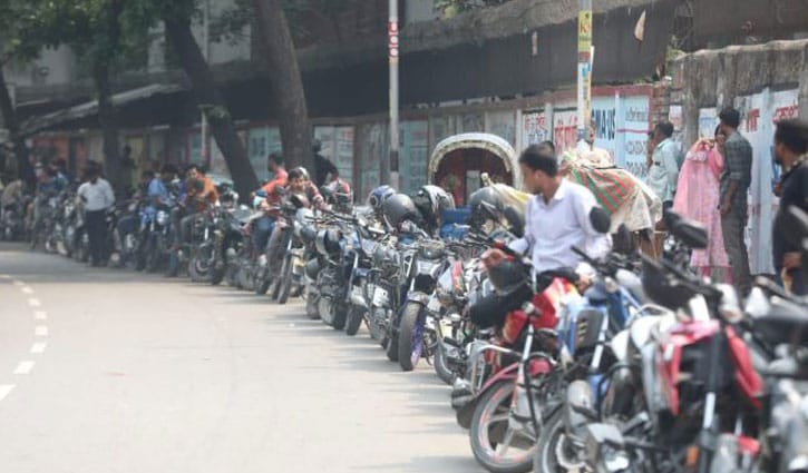‘লাইনে দাঁড়িয়ে কাটছে ঘণ্টার পর ঘণ্টা, আয় করব কখন’