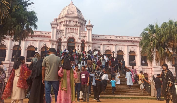 আহসান মঞ্জিলে দর্শনার্থীদের ভিড় 