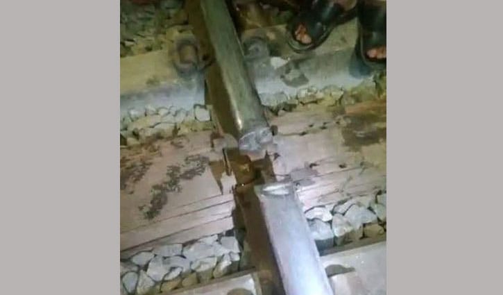 অল্পের জন্য রক্ষা পেল নীলসাগর এক্সপ্রেসের যাত্রীরা 