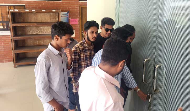 ভাসানী বিশ্ববিদ্যালয়ে প্রক্টরের পদত্যাগের দাবিতে ভিসি অবরুদ্ধ