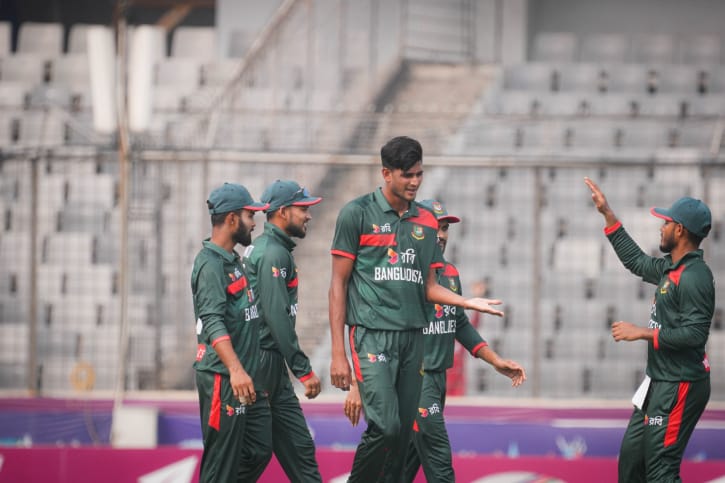 নাহিদের তিনে তিনে