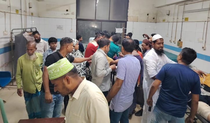 বাগেরহাটে বাস-মাইক্রোবাস সংঘর্ষে নিহত ১৩