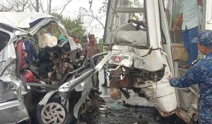 বাগেরহাটে সড়ক দুর্ঘটনায় নিহতের সংখ্যা বেড়ে ১৪, একই পরিবারের ১১ জন