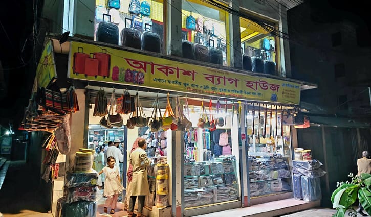 নির্দেশনা উপেক্ষা, গাইবান্ধায় রাত ৮টার পরেও খোলা মার্কেট