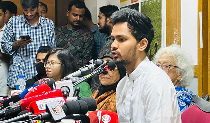 ‘হয় সমালোচনা সইতে শিখুন, নয়তো আইন করে লেখা বন্ধ করুন’