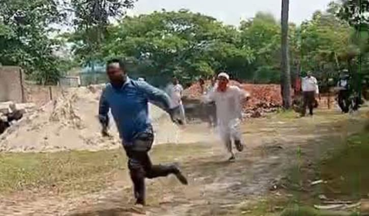 কাজের মান নিয়ে প্রশ্নে ক্ষিপ্ত ঠিকাদার, প্রকৌশলীকে বাঁশ নিয়ে ধাওয়া