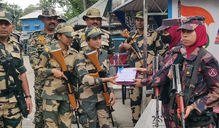 হিলি সীমান্তে বিজিবি-বিএসএফের মিষ্টি বিনিময়