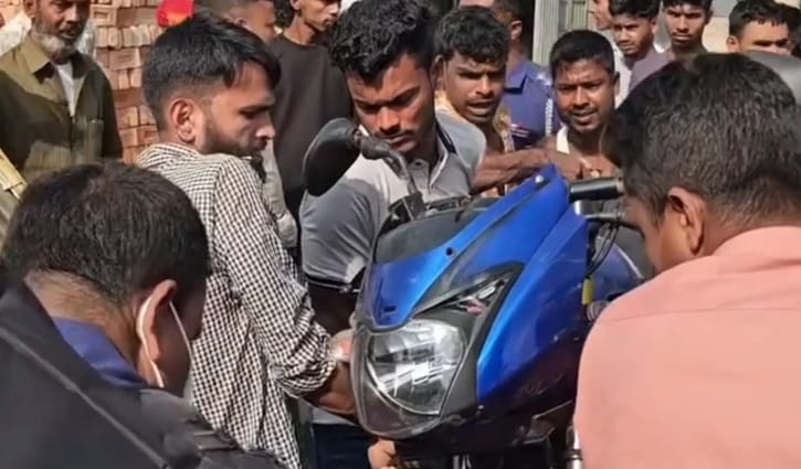 পিকআপচাপায় প্রাণ গেল মোটরসাইকেল আরোহী দুই তরুণের