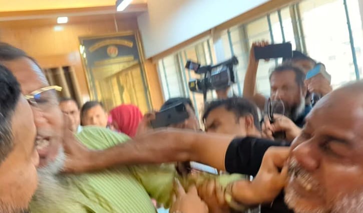 বগুড়ায় মনোনয়নপত্র জমা দিতে গিয়ে বিএনপির দুই নেতার হাতাহাতি