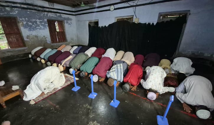 সৌদির সঙ্গে মিল রেখে বগুড়ার কয়েকটি গ্রামে ঈদ উদযাপন