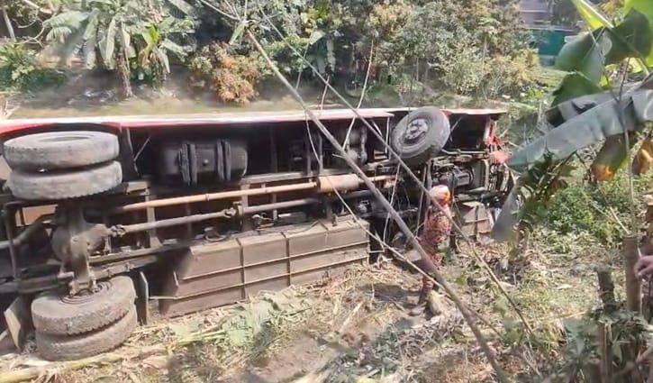 গোপালগঞ্জে যাত্রীবাহী বাস খাদে, আহত ১৫