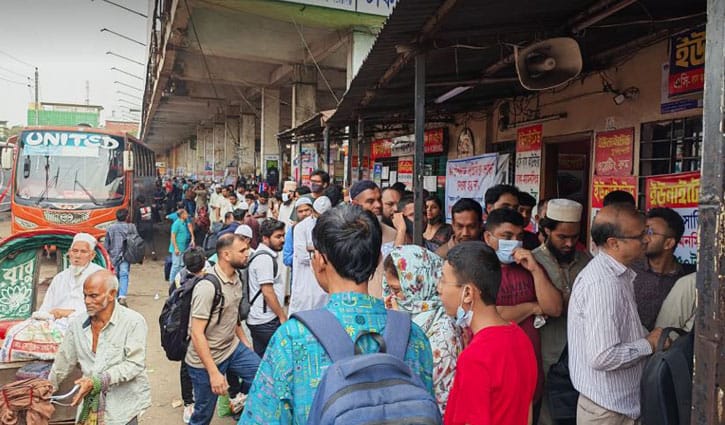 মহাখালীতে বাসের অপেক্ষায় যাত্রীদের দীর্ঘ লাইন 