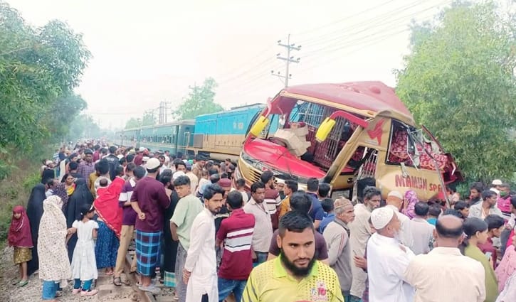 কুমিল্লায় বাসে ট্রেনের ধাক্কা, নিহতদের মধ্যে ৫ জন ঝিনাইদহের