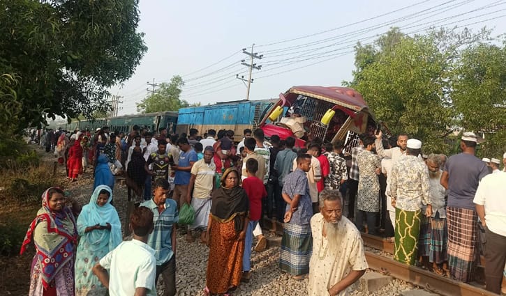 বাসে ট্রেনের ধাক্কায় ১২ মৃত্যু: দুই গেইটম্যানের বিরুদ্ধে মামলা