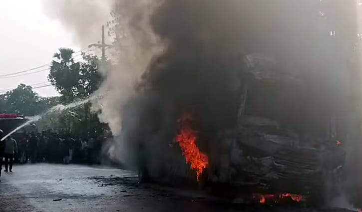 এবার চলন্ত বাসে আগুন, অল্পের জন্য রক্ষা পেলেন যাত্রীরা