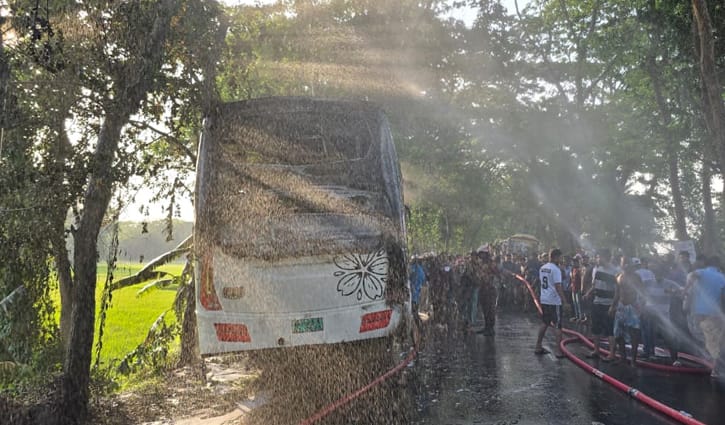 মাদারীপুরে চলন্ত বাসে অগ্নিকাণ্ড, নিহত ১