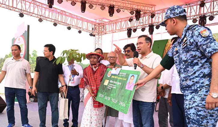 প্রধানমন্ত্রীর হাত থেকে কার্ড পেয়ে উচ্ছ্বসিত কৃষকরা