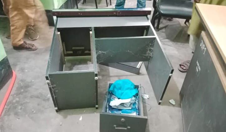 ‘মদ খাওয়ার’ টাকা না পেয়ে চেয়ারম্যানের টেবিল-চেয়ার ভাঙলেন ইউপি সদস্য