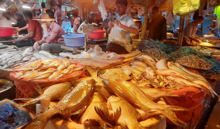 সবজি বাজারে স্বস্তি মিললেও ঊর্ধমুখী মাছ-মুরগির দাম