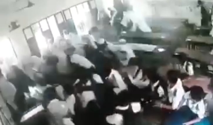 ক্লাস চলাকালে ধসে পড়ল ছাদের বিমের একাংশ, ৫ শিক্ষার্থী আহত