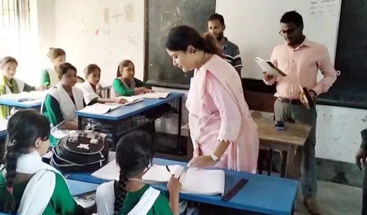 অনলাইন ও অফলাইনে ক্লাস চালুর উদ্যোগ