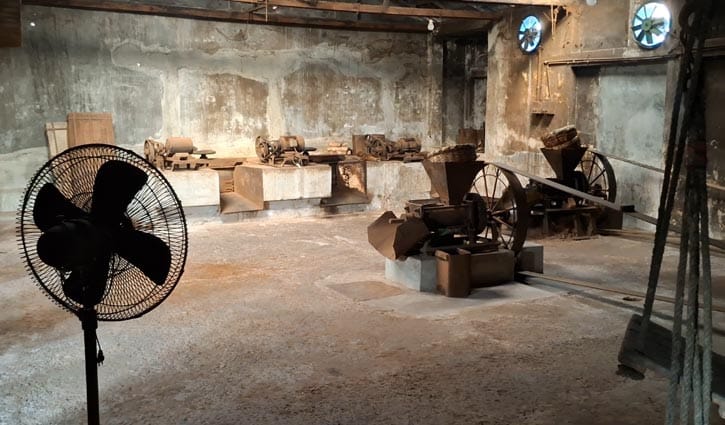 বাগেরহাটে ধুঁকছে নারকেল তেলের কারখানা