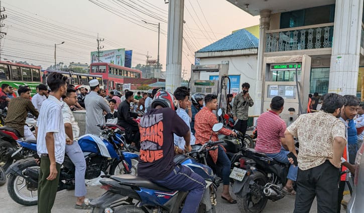 কক্সবাজারে ফিলিং স্টেশনগুলোতে দীর্ঘ লাইন