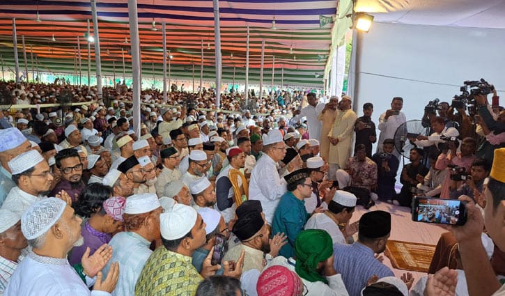 চট্টগ্রামে ঈদের জামাতে মানুষের ঢল, সম্প্রীতি ও সহমর্মিতার বার্তা