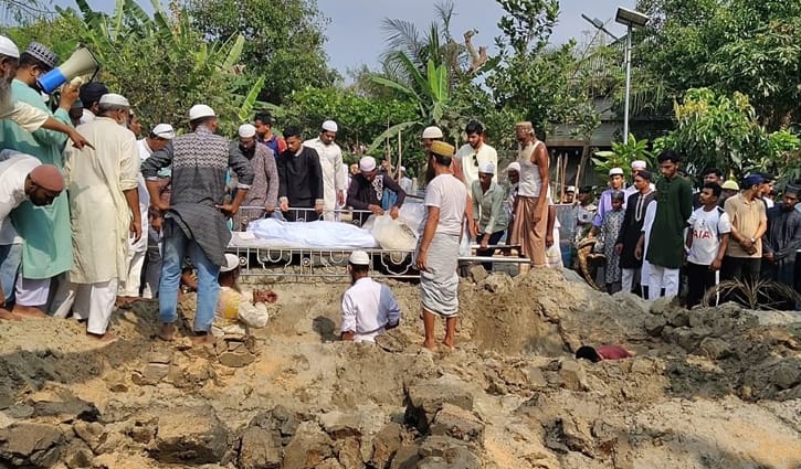 পাশাপাশি কবরে এক পরিবারের ৯ জন